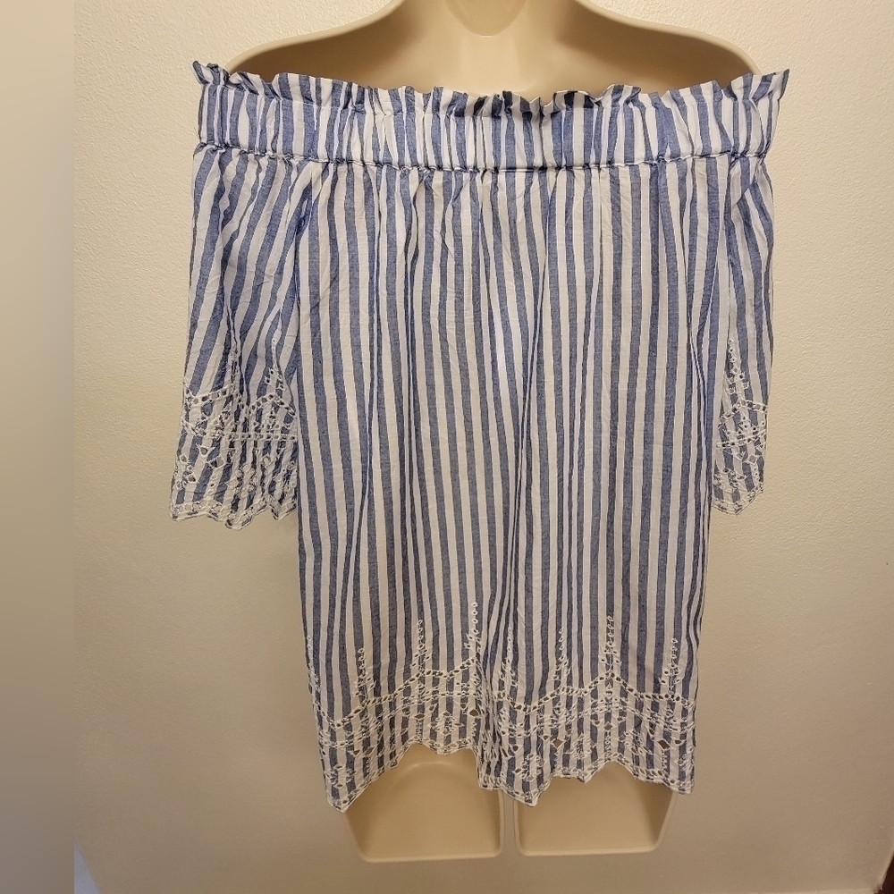H&M Off Shoulder Eyelet Blouse - Picture 2 of 2
